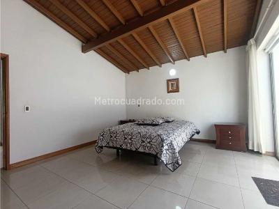 Casa de 4 alcobas en arriendo en Los Colores, Medellín, 360 m² · foto 9 de 20