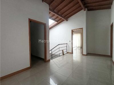 Casa de 4 alcobas en arriendo en Los Colores, Medellín, 360 m² · foto 11 de 20