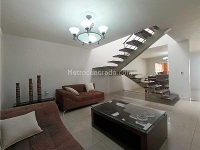 Casa de 4 alcobas en arriendo en Los Colores, Medellín, 360 m² · foto 13 de 20