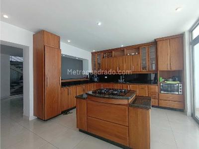 Casa de 4 alcobas en arriendo en Los Colores, Medellín, 360 m² · foto 14 de 20