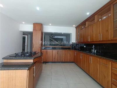 Casa de 4 alcobas en arriendo en Los Colores, Medellín, 360 m² · foto 16 de 20