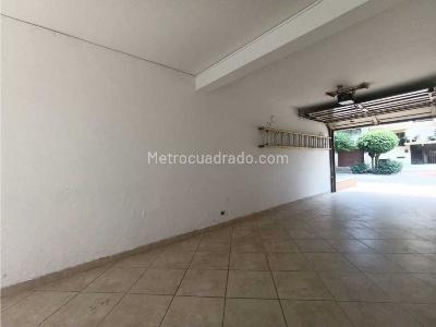 Casa de 4 alcobas en arriendo en Los Colores, Medellín, 360 m² · foto 19 de 20