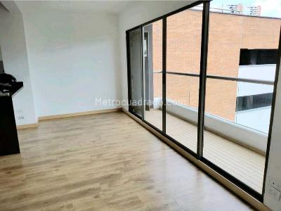 Apartamento de 2 alcobas en venta en Loma De Los Bernal, Medellín, 65 m² · foto 2 de 19