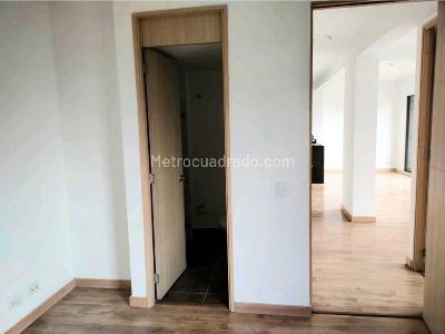 Apartamento de 2 alcobas en venta en Loma De Los Bernal, Medellín, 65 m² · foto 7 de 19