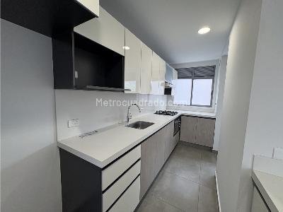 Apartamento de 4 alcobas en venta en Loma De Las Brujas, Envigado, 130 m² · foto 3 de 13