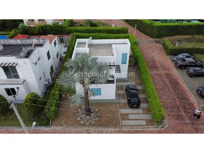 Casa de 3 alcobas en venta en Barzalosa, Girardot, 182 m² · foto 2 de 10
