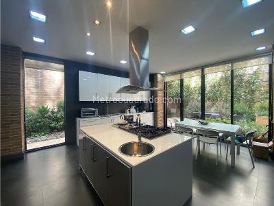 Casa de 5 alcobas en venta en Chico, Bogotá, 525 m² · foto 3 de 13