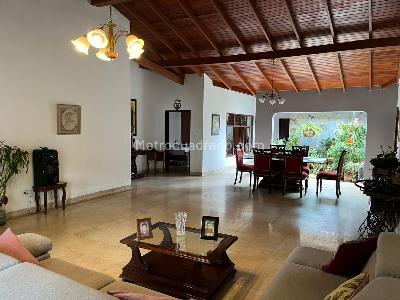 Casa de 4 alcobas en venta en Prados Del Norte, Cali, 318 m² · foto 1 de 19