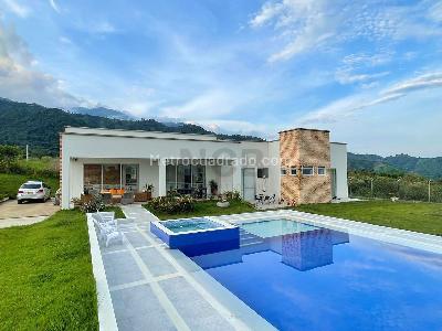 Casa de 4 alcobas en venta en El Pais Salado, Ibagué · foto 2 de 20