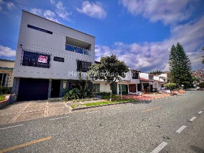 Casa de 5 alcobas en venta en Los Colores, Medellín, 650 m² · foto 9 de 20