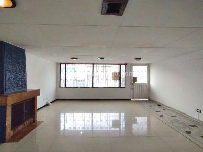 Casa de 5 alcobas en venta en Normandia, Bogotá, 259 m² · foto 3 de 7
