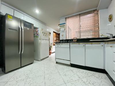 Apartamento de 3 alcobas en venta en Los Rosales, Bogotá, 190 m² · foto 7 de 19