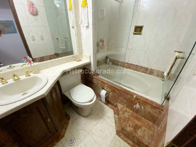 Apartamento de 3 alcobas en venta en Los Rosales, Bogotá, 190 m² · foto 14 de 19
