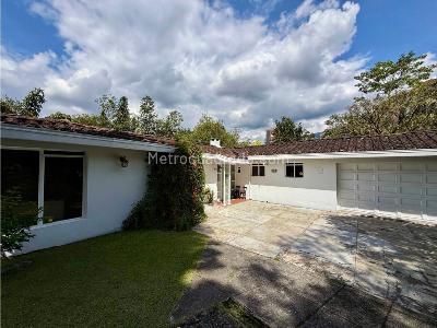 Casa de 3 alcobas en venta en Loma De Las Brujas, Envigado, 1451 m² · foto 8 de 20