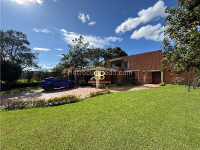 Casa de 3 alcobas en venta en San Simon, Bogotá, 1801 m² · foto 2 de 20