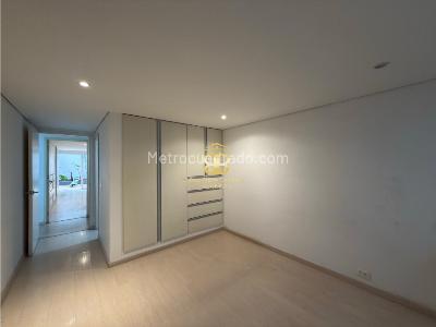 Apartamento de 2 alcobas en venta en Chico, Bogotá, 138 m² · foto 2 de 20