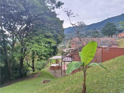 Casa de 3 alcobas en venta en Loma Del Escobero, Envigado, 300 m² · foto 2 de 17