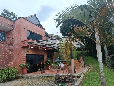 Casa de 3 alcobas en venta en Loma Del Escobero, Envigado, 300 m² · foto 3 de 17