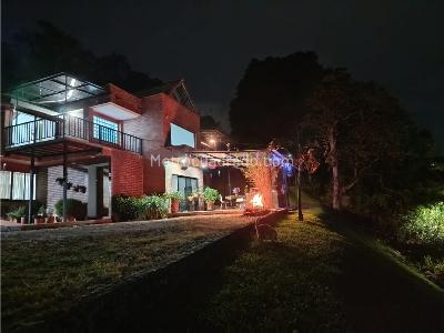 Casa de 3 alcobas en venta en Loma Del Escobero, Envigado, 300 m² · foto 11 de 17