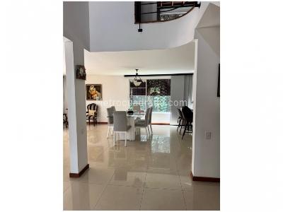 Casa de 4 alcobas en venta en Benedictinos, Envigado, 390 m² · foto 3 de 20