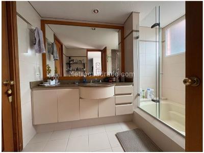 Apartamento de 3 alcobas en venta en El Poblado, Medellín, 240 m² · foto 7 de 10