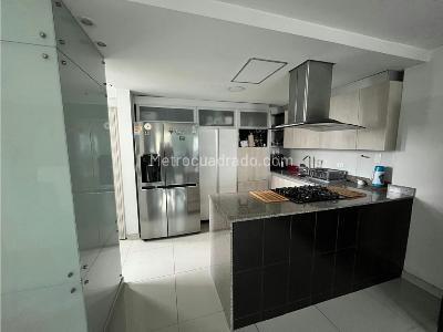 Apartamento de 2 alcobas en venta en Zona Alta Del Poblado, Medellín, 168 m² · foto 2 de 11