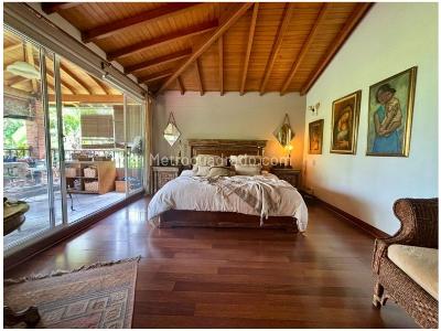 Casa de 3 alcobas en venta en Loma Benedictinos, Envigado, 350 m² · foto 2 de 20