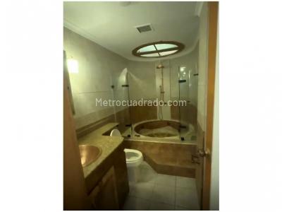 Apartamento de 2 alcobas en venta en El Poblado, Medellín, 175 m² · foto 10 de 13
