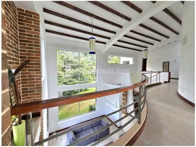 Casa de 3 alcobas en venta en Loma El Escobero, Envigado, 528 m² · foto 1 de 18