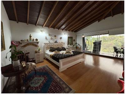 Casa de 3 alcobas en venta en Intermedia, Envigado, 516 m² · foto 16 de 20