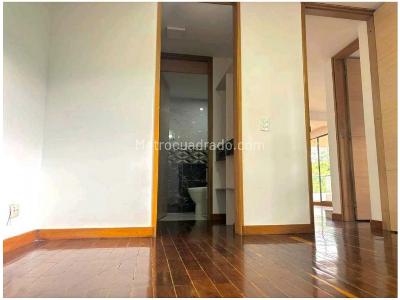 Apartamento de 2 alcobas en venta en Loma De Los Bernal, Medellín, 84 m² · foto 2 de 16