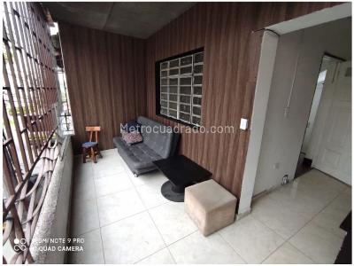 Casa de 5 alcobas en venta en Prado Centro, Medellín, 231 m² · foto 2 de 15