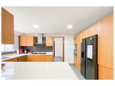 Casa de 4 alcobas en venta en Loma Del Escobero, Envigado, 620 m² · foto 3 de 8