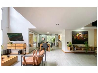 Casa de 4 alcobas en venta en Loma Del Escobero, Envigado, 620 m² · foto 2 de 8