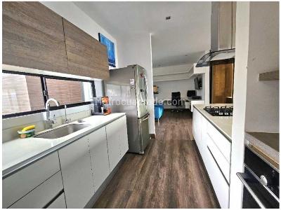 Apartamento de 2 alcobas en venta en El Poblado, Medellín, 111 m² · foto 3 de 9