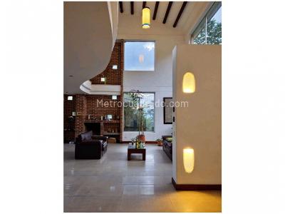 Casa de 3 alcobas en venta en Loma El Escobero, Envigado, 528 m² · foto 2 de 18