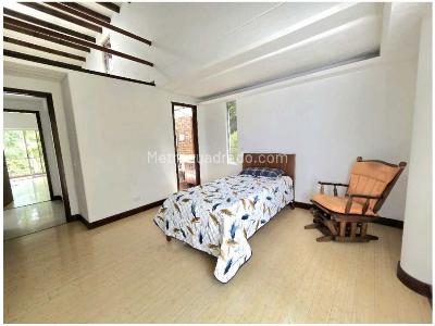 Casa de 3 alcobas en venta en Loma El Escobero, Envigado, 528 m² · foto 12 de 18