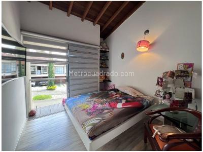 Casa de 3 alcobas en venta en Montesori, Envigado, 226 m² · foto 16 de 18