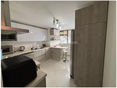 Casa de 4 alcobas en venta en El Poblado, Medellín, 220 m² · foto 3 de 12