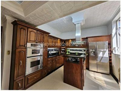 Casa de 5 alcobas en venta en El Poblado, Medellín, 640 m² · foto 3 de 20