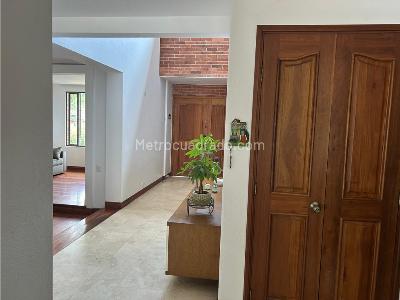 Casa de 3 alcobas en venta en Altos Del Poblado, Medellín, 308 m² · foto 3 de 3
