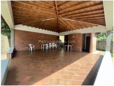 Casa de 3 alcobas en venta en Tv Superior, Medellín, 210 m² · foto 18 de 20