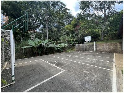 Casa de 3 alcobas en venta en Tv Superior, Medellín, 210 m² · foto 19 de 20