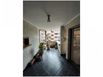 Apartamento de 4 alcobas en venta en Laureles, Medellín, 210 m² · foto 2 de 15