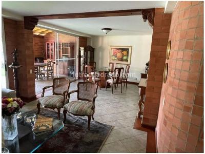 Casa de 3 alcobas en venta en Transversal Intermedia, Envigado, 235 m² · foto 3 de 13