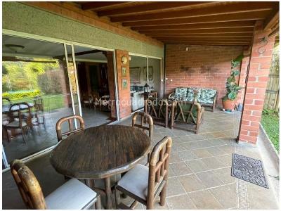 Casa de 3 alcobas en venta en Transversal Intermedia, Envigado, 235 m² · foto 6 de 13