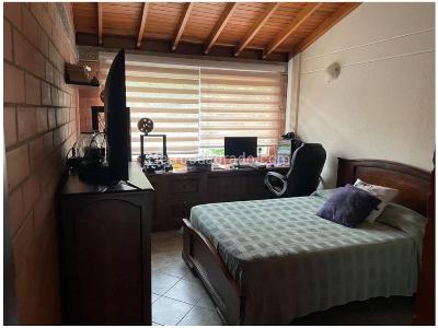 Casa de 3 alcobas en venta en Transversal Intermedia, Envigado, 235 m² · foto 11 de 13