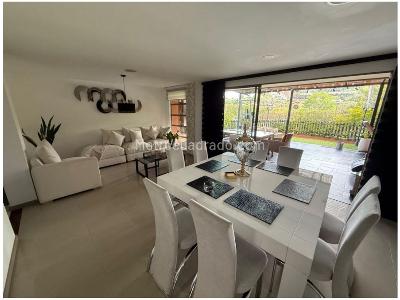 Casa de 3 alcobas en venta en Loma El Atravesado, Envigado, 252 m² · foto 3 de 7