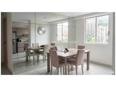Apartamento de 3 alcobas en venta en Loma De Los Bernal, Medellín, 84 m² · foto 2 de 9