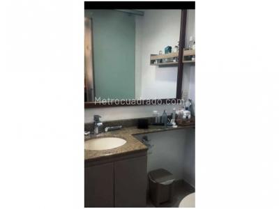 Apartamento de 3 alcobas en venta en Loma De Los Bernal, Medellín, 84 m² · foto 3 de 9